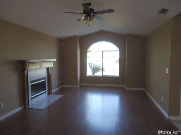 1668 Brookside Dr, Manteca, CA 95336 photo 2