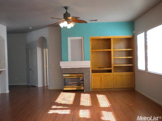 1054 Steele Way, Galt, CA 95632 photo 4