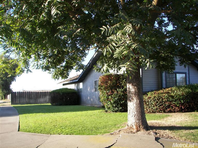 1900 W Chamberlain Dr, Turlock, CA 95382 photo 2