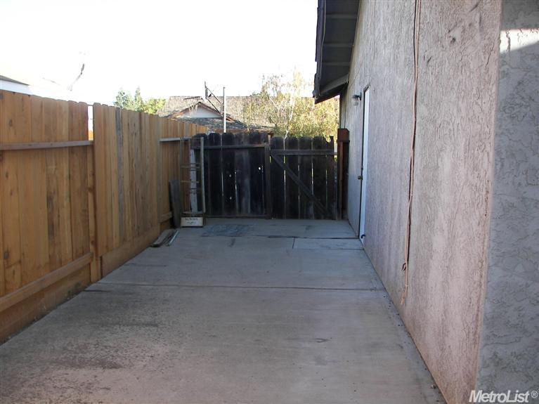 1900 W Chamberlain Dr, Turlock, CA 95382 photo 4
