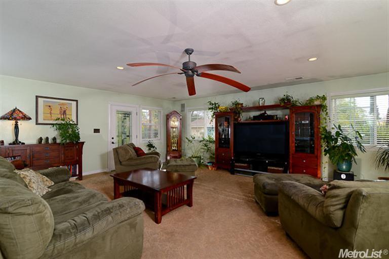 3135 Whitewood Dr, Carmichael, CA 95608 photo 3