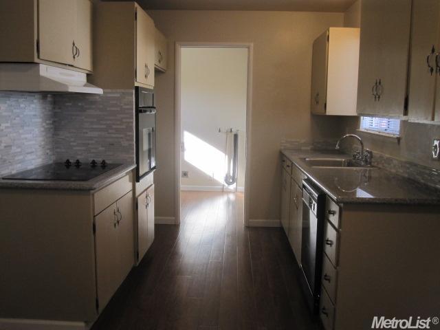 1417 Chester Dr, Tracy, CA 95376 photo 2