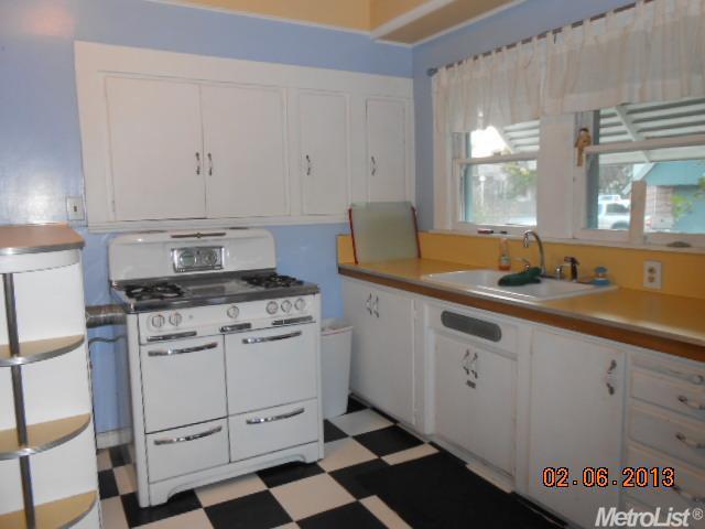 401 E Oak St, Lodi, CA 95240 photo 2