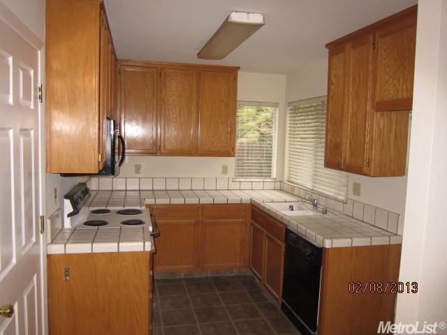 351 Crowley Dr, Turlock, CA 95382 photo 2