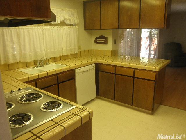 31 Wimbledon Ln, Tracy, CA 95376 photo 4