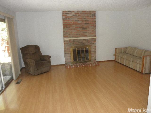 31 Wimbledon Ln, Tracy, CA 95376 photo 2