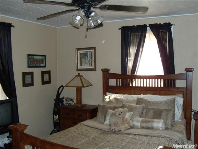 322 E 1st St, Ripon, CA 95366 photo 4