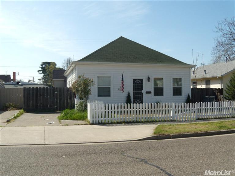 322 E 1st St, Ripon, CA 95366 photo 1
