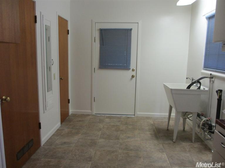 1011 W Pine St, Lodi, CA 95240 photo 9