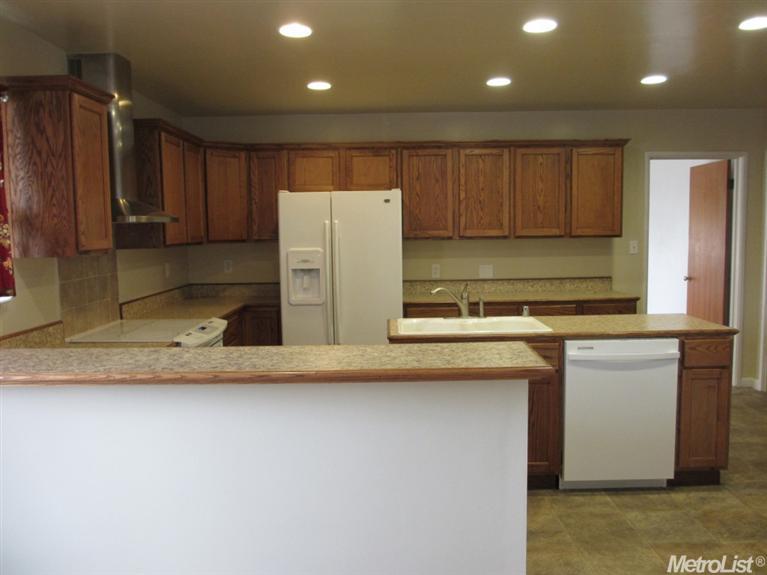 1011 W Pine St, Lodi, CA 95240 photo 2
