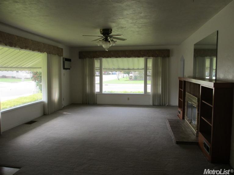 1011 W Pine St, Lodi, CA 95240 photo 4