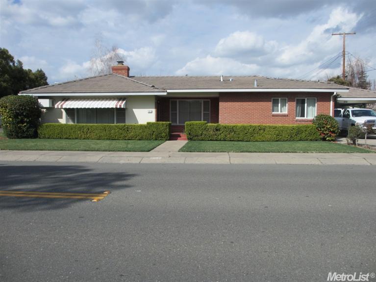 1011 W Pine St, Lodi, CA 95240 photo 1