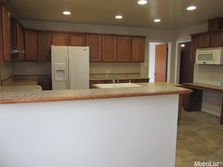 1011 W Pine St, Lodi, CA 95240 photo 3