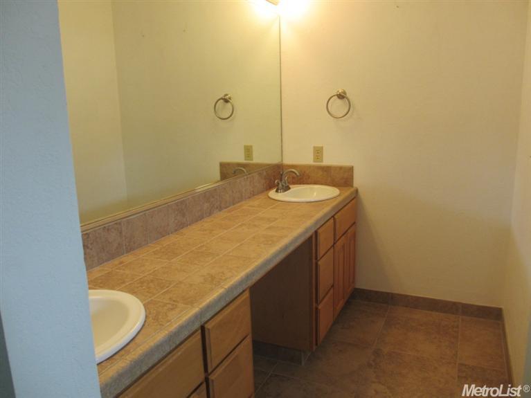 1011 W Pine St, Lodi, CA 95240 photo 8