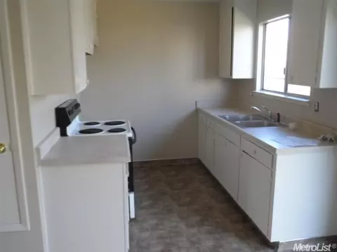277 Dana Ct, Manteca, CA 95336 photo 4