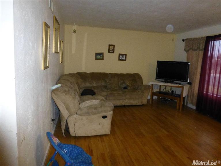 645 E North St, Manteca, CA 95336 photo 5