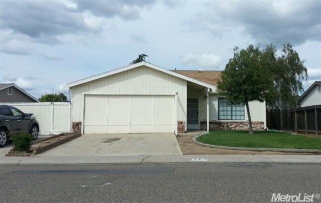 1407 W 4th St, Ripon, CA 95366 photo 1