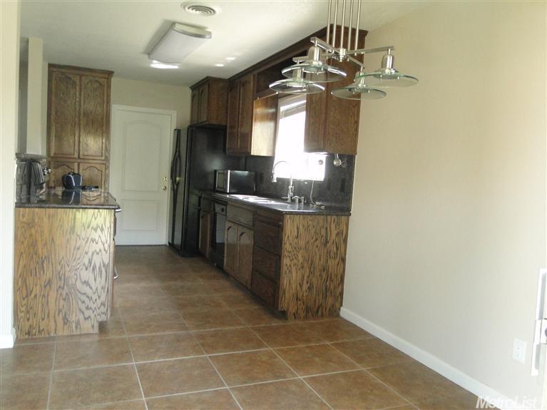 460 E Zeering Rd, Turlock, CA 95382 photo 4