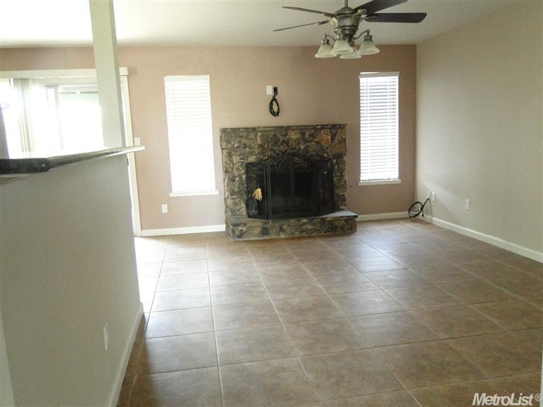 460 E Zeering Rd, Turlock, CA 95382 photo 2