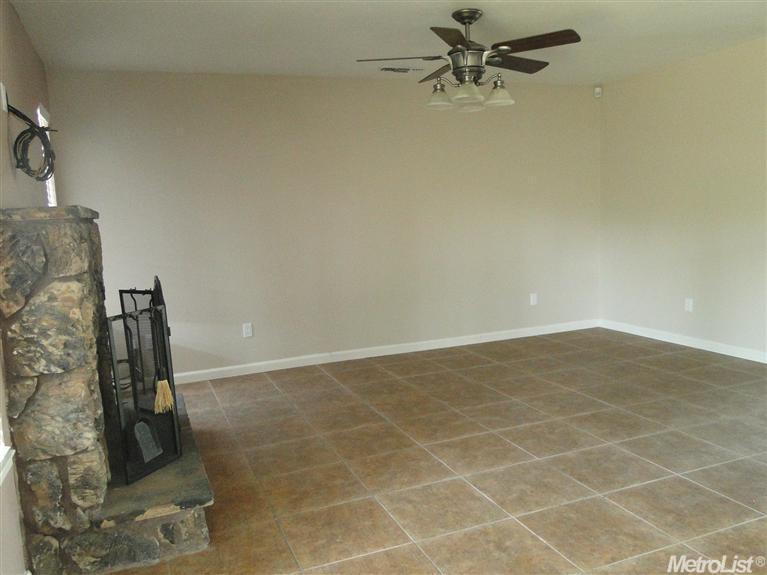 460 E Zeering Rd, Turlock, CA 95382 photo 3
