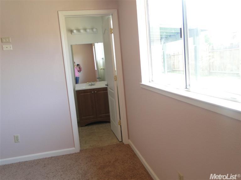 460 E Zeering Rd, Turlock, CA 95382 photo 8