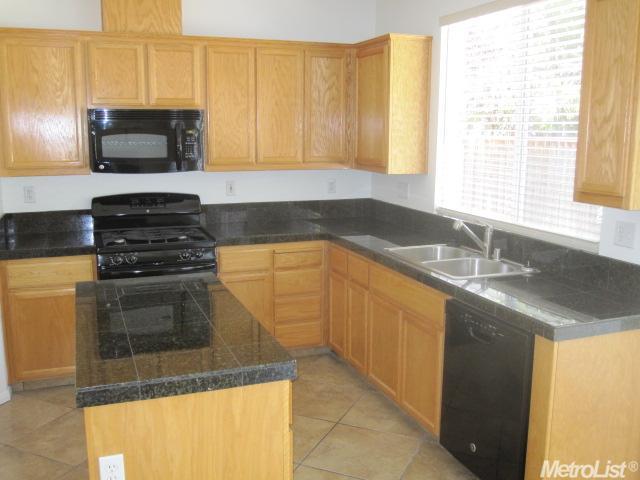 671 Alexandra Dr, Tracy, CA 95304 photo 2