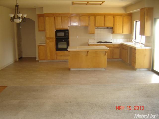 667 Adare, Galt, CA 95632 photo 3