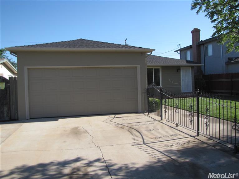 713 Rimby, Lodi, CA 95240 photo 1