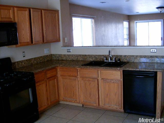 1012 Goldfinch Ln, Patterson, CA 95363 photo 4