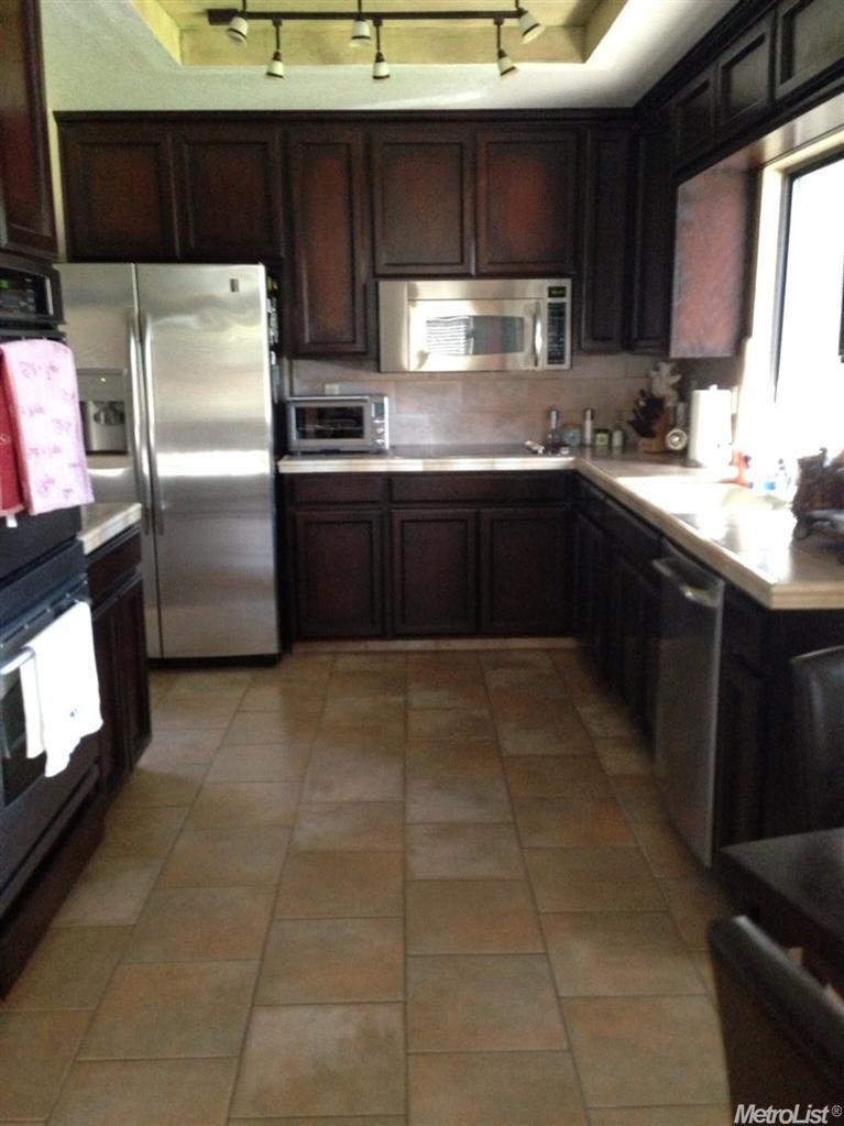 1045 Sunfish Dr, Manteca, CA 95337 photo 2