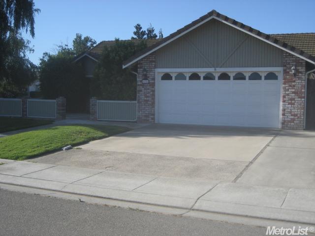 698 Nancy Dr, Ripon, CA 95366 photo 1