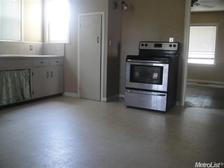 592 1st St, Escalon, CA 95320 photo 6
