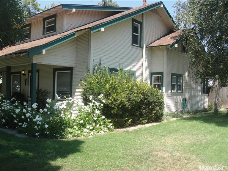 592 1st St, Escalon, CA 95320 photo 2