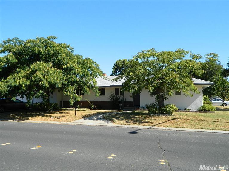 1621 E Coolidge Ave, Modesto, CA 95355 photo 1