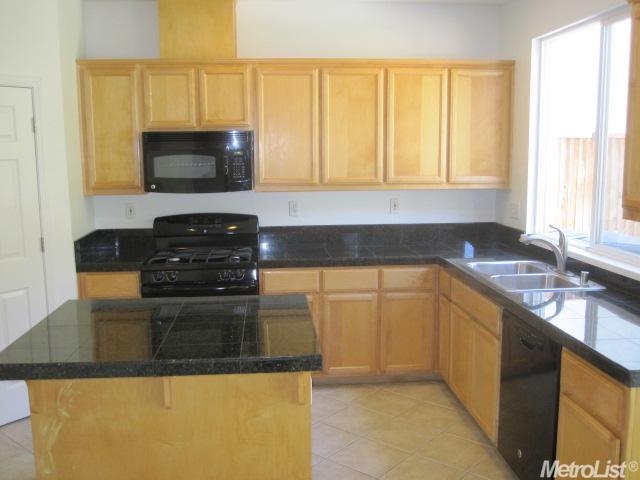 2569 Almanor Dr, Tracy, CA 95304 photo 2