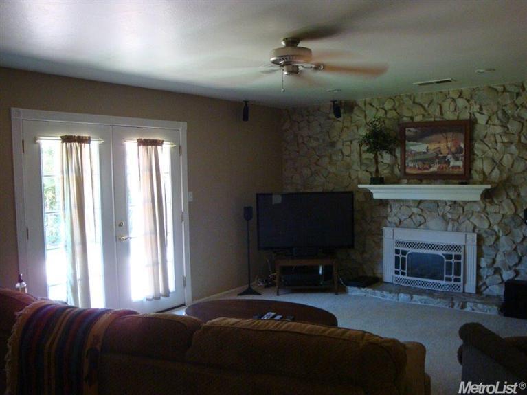 2215 W Walnut St, Lodi, CA 95242 photo 2