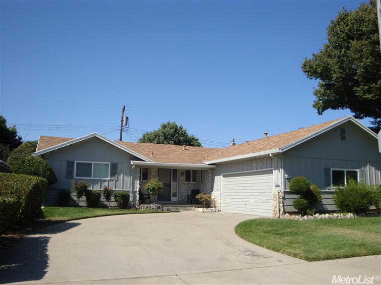 2215 W Walnut St, Lodi, CA 95242 photo 1
