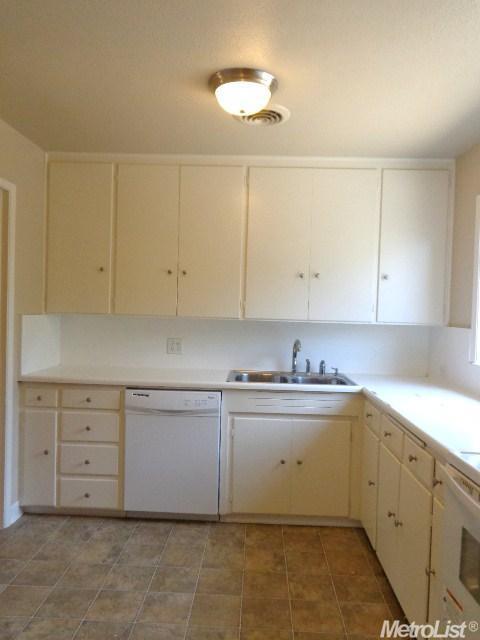 907 Helms Ln, Modesto, CA 95350 photo 5