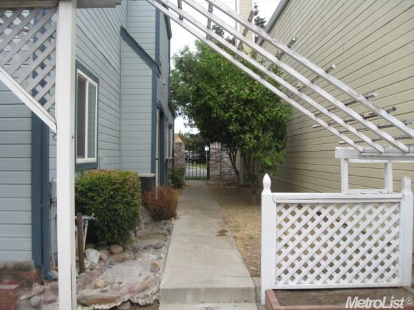 444 E Golf Cir, Manteca, CA 95337 photo 4