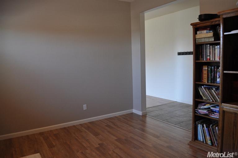 1587 Topiary Dr, Manteca, CA 95337 photo 5