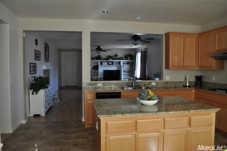 1587 Topiary Dr, Manteca, CA 95337 photo 4