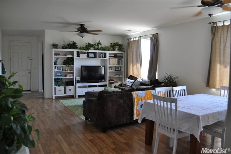 1587 Topiary Dr, Manteca, CA 95337 photo 2