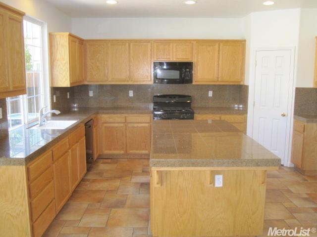 233 Lasata Dr, Tracy, CA 95377 photo 2