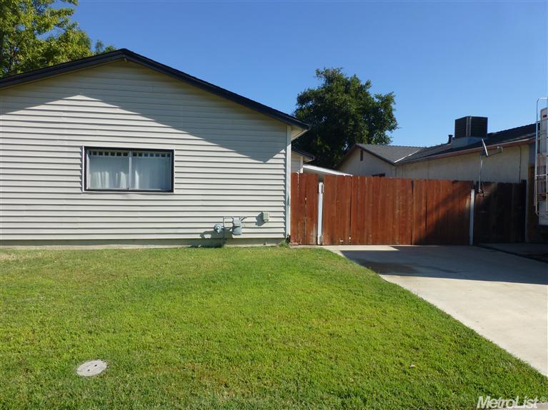 1086 Agate, Manteca, CA 95336 photo 3