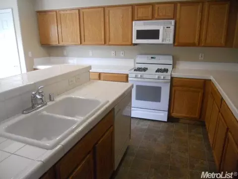 631 Roadrunner Dr, Patterson, CA 95363 photo 2