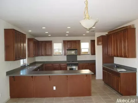 621 Grapevine Pl, Lathrop, CA 95330 photo 3