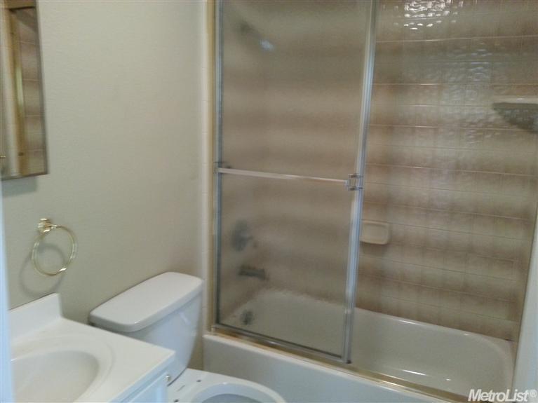 221 Oak St, Modesto, CA 95351 photo 2