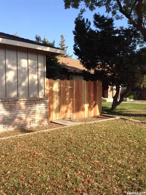 617 Violet St, Modesto, CA 95356 photo 2