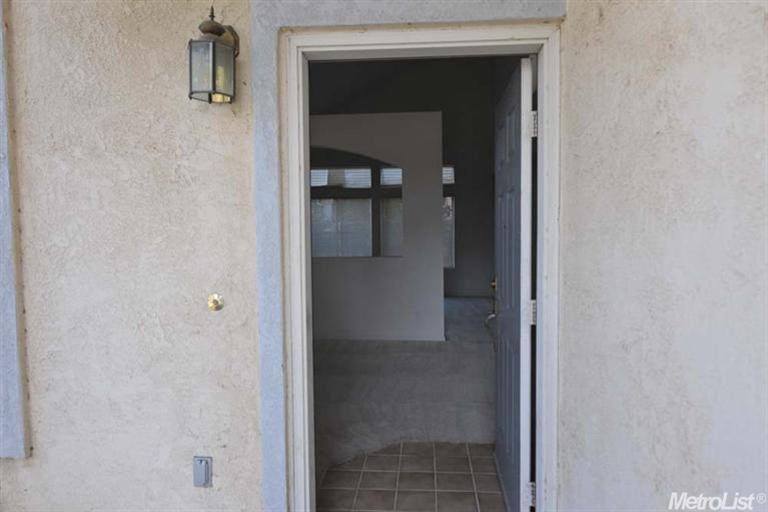 1294 Sunpeak Ln, Tracy, CA 95376 photo 2