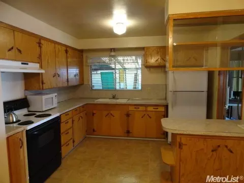 330 Olive Ct, Lodi, CA 95240 photo 2